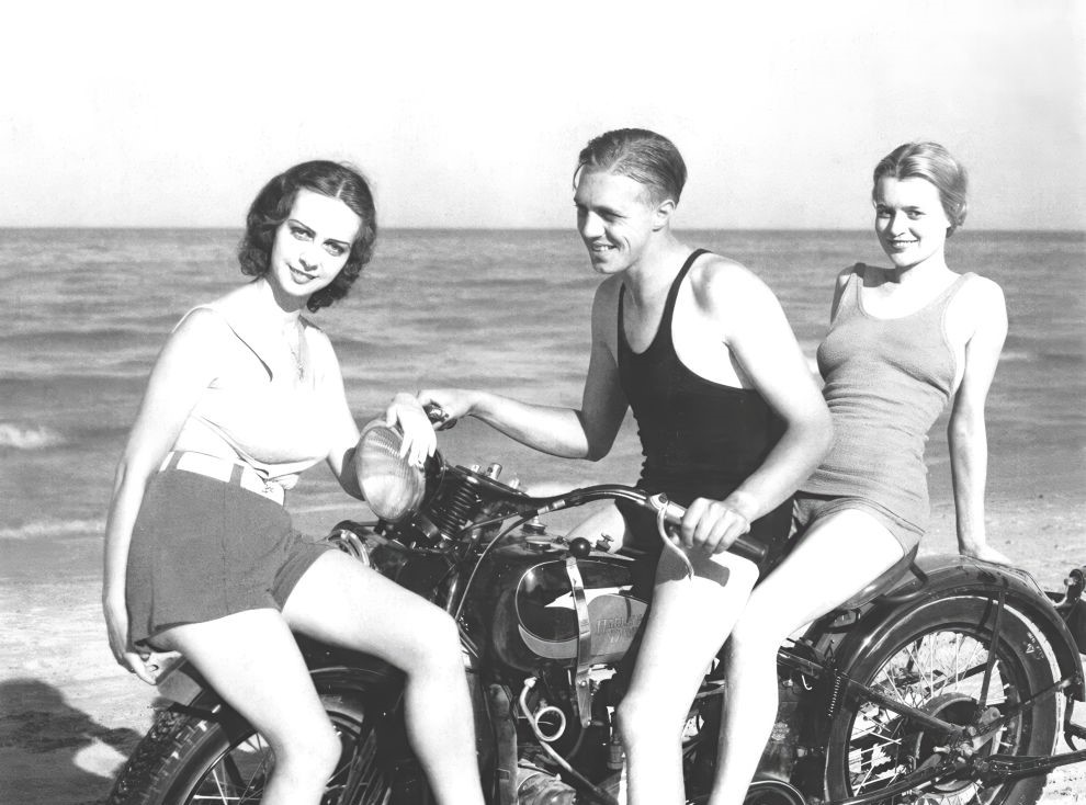 هارلي‑ديفيدسون على شاطئ ميلووكي
صورة ترويجية رائعة — مُلتقطة عام ١٩٣٣
