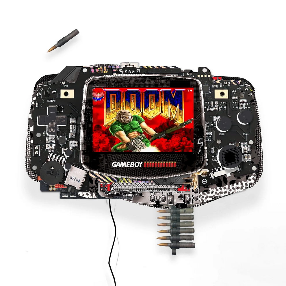 كونور غوتفريد — فنان بصري
يحوّل أجهزة غيم بوي وووكمان القديمة ولوحات الدوائر الإلكترونية إلى منحوتات عملاقة قابلة للّعب