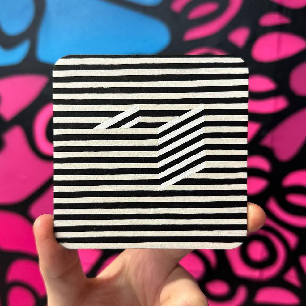 مات ميدغلي: لوحات أكريليك هندسية ذات حواف حادّة ودقّة متناهية تكاد لا تبدو يدوية
تصميم تثق به — تصميم يومي منذ 2007