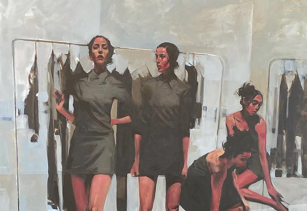 فنان يرسم صالونات مدخنة وغرباء صامتين  
ويترك للتفاصيل نصف المكتملة أن تحوّل المشاهدين إلى شركاء في تأليف المشهد