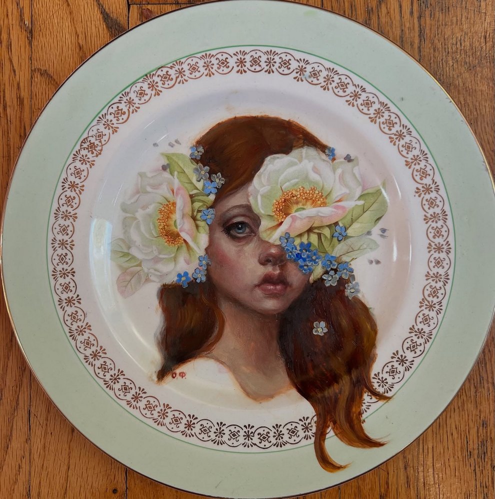 وجوه معبرة وأعمال تصويرية رائعة
حيث تبني الأكريليك والألوان المائية والفحم السائل أعماقًا
بقلم أولغا فورمان