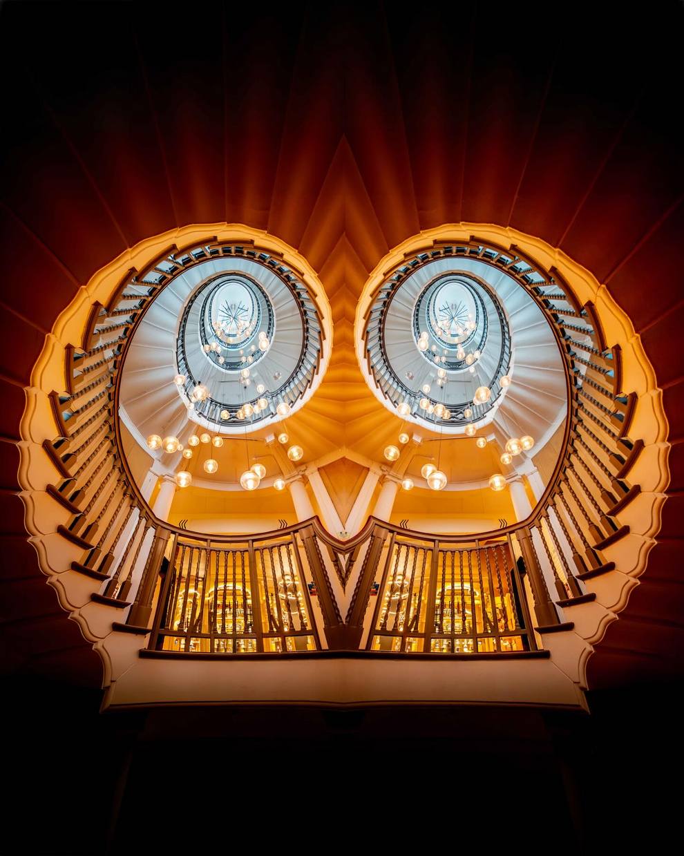 هندسة حضرية ساحرة ووحدة شعرية في تصوير لارس هينغستلر المعماري
— تصميم تثق به · تصميم يومي منذ ٢٠٠٧