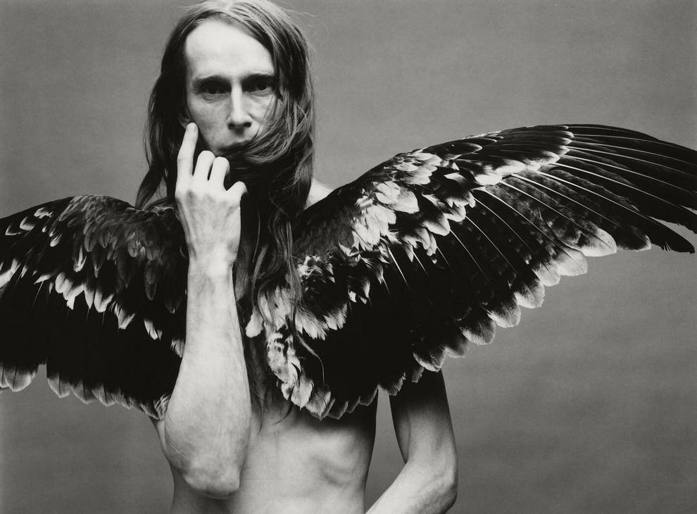 تيجان بجع مدهشة وأزياء مسرحية تمحو الحدود بين الموضة والفن
التصميم الذي تثق به — تصاميم يومية منذ 2007