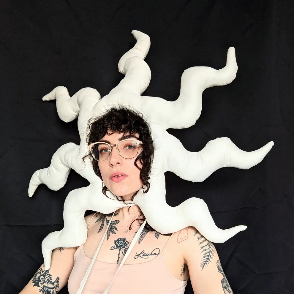 من قطع أزياء مُعاد تدويرها
إلى تحف برونزية ملموسة —
تنسج ماري ليندبيرغ لغةً بصرية آسرة تسكن الذاكرة